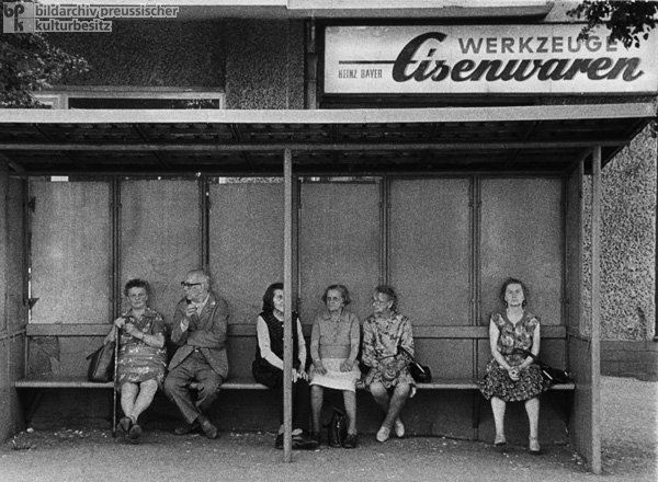 Eine Gruppe älterer Bürger wartet an einer Haltestelle in Ost-Berlin auf den Bus (1985)